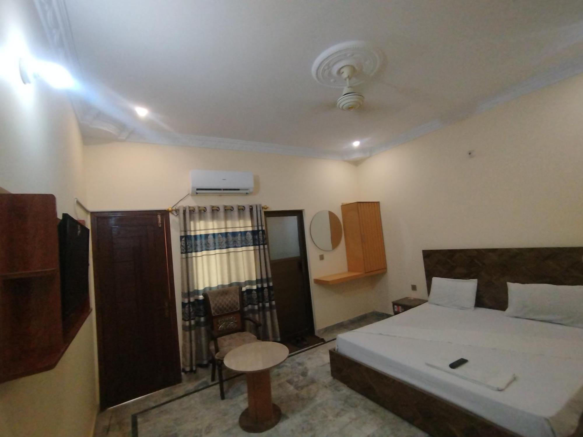 Hotel Crown Plaza, Near Karachi Airport, Darul Sehat Hospital, Dow, Agha Khan And Liaqat Hospital Exterior photo